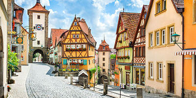 Allemagne - Vue sur une rue et ses maisons médiévales à Rothenburg ob der Tauber