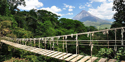 Pont devant le Volcan Arenal au Costa Rica