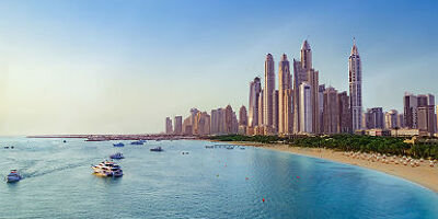 Plage et skyline de la marina de Dubai