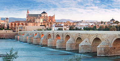 Espagne - Pont roman sur la rivière Guadalquivir menant à la cathédrale de Cordoba