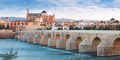 Espagne - Pont roman sur la rivière Guadalquivir menant à la cathédrale de Cordoba