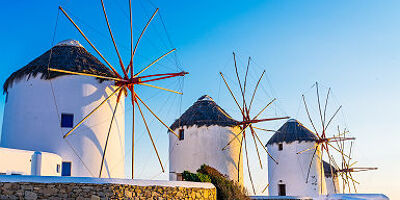 Grèce - Rangée de moulins à vent à Mykonos, les Cyclades