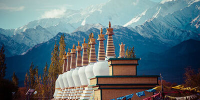 Inde - Stupas bouddhistes et vue sur les montagnes Himalaya, Ladakh