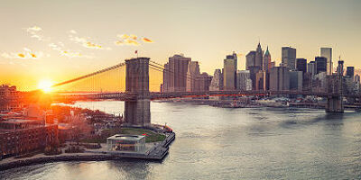 Dumbo, Manhattan et le brooklyn bridge au coucher du soleil - New York, USA