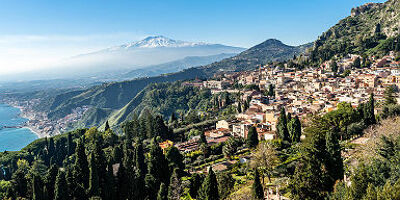 Vue panoramique sur Taormina et l'Etna, en Sicile