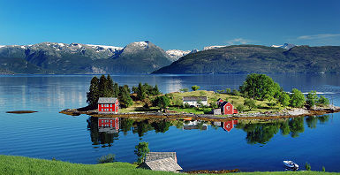 Dans les grands espaces de Hardangerfjord, Norvège