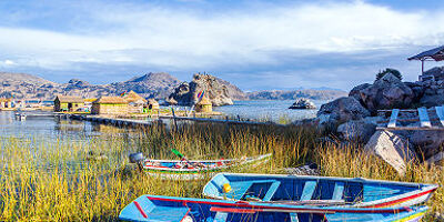 Barques colorées sur une Ile du Lac Titicaca - Pérou