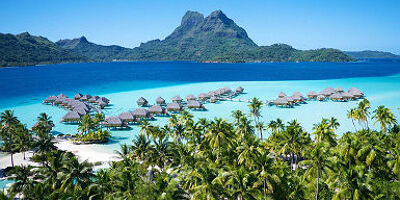 Bora Bora Pearl Beach Resort - Vue sur les villas sur pilotis entourées par la mer