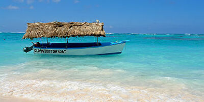 Bateau à fond de verre sur la plage de Punta Cana, en République dominicaine