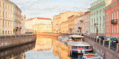 Russie - Bateaux amarrés le long du canal à Saint-Pétersbourg