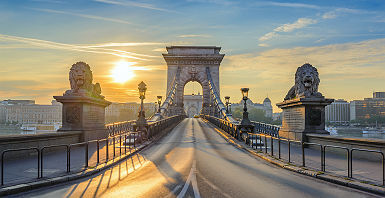 Hondrie - Sur le pont Chain au lever de soleil à Budapest