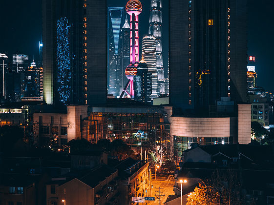 Vue nocturne sur les buildings de Shanghai - Chine