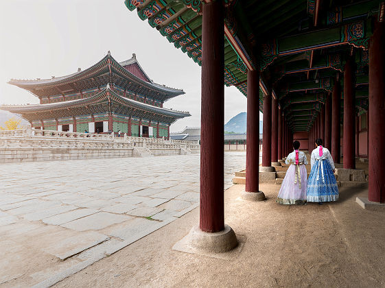 Femmes coréennes en vêtements traditionnels dans le Palace Gyeongbokgung à Séoul - Corée du Sud