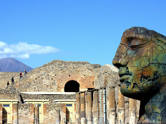 Statue dans le Quadriportique de Pompéi - Italie