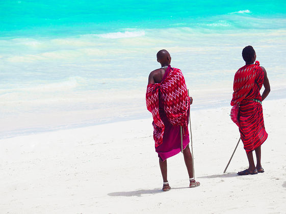 Tanzanie - Groupe d'autochtones Massaï dans la plage de Zanzibar