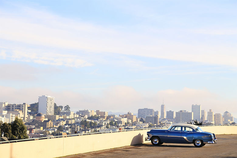San Francisco - Voiture classique garée sur un parking aérien avec vue sur la ville
