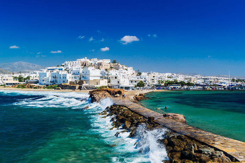 Grèce - Vue sur le ponton et la ville de Naxos, les Cyclades