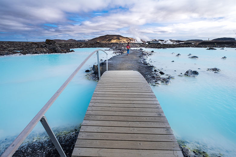 Islande - Pont en bois sur le lagon bleu géothermal (Bláa Lónið) à Reykjanesskagi
