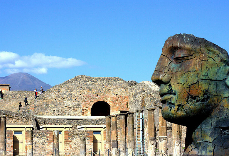 Statue dans le Quadriportique de Pompéi - Italie