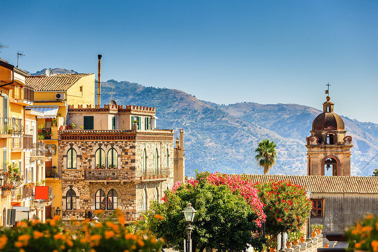 Beaux details architecturaux dans la ville sicilienne de Taormina