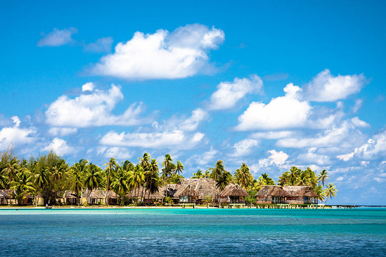 Polynésie - Vue les bungalows et l'île d'Huahine