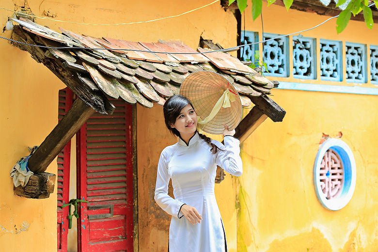 Vietnam - Portrait d'une jeune femme en habit traditionnel (Ao Dai) à Ho Chi Minh